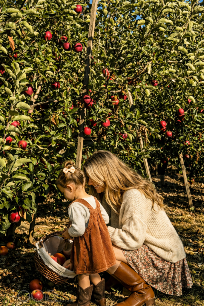 new-westminster-local-community-life-heritage-culture-fall-apple-orchard-mother-and-daughter-apple-picking-with-wicker-basket-and-warm-autumn-outfits
