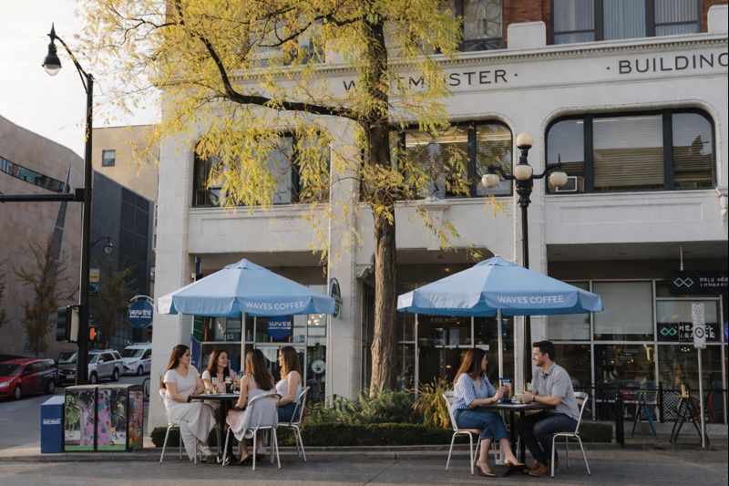 outdoor-cafe-scene-with-friends-new-westminster-coffee-shops